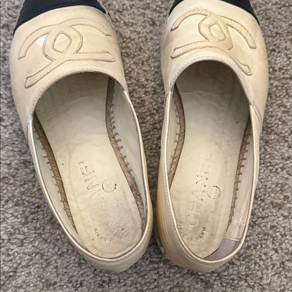 CHANEL Women's Beige and Black Espadrilles - Picture 4 of 8